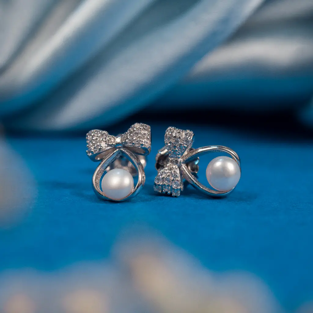 [T001-1] Pearl Bow studs