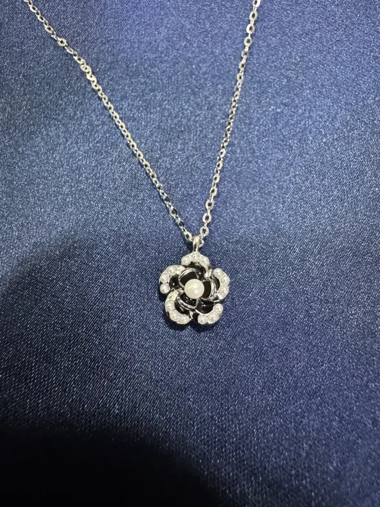 Black flower Pearl Chain Pendant
