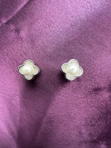 [T017] Flower Pearl Studs